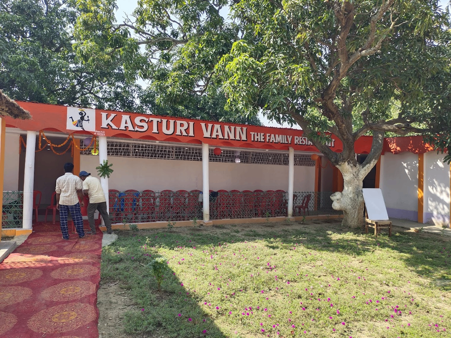Kasturi Vann Family Restaurant โ front view in Narkatiaganj